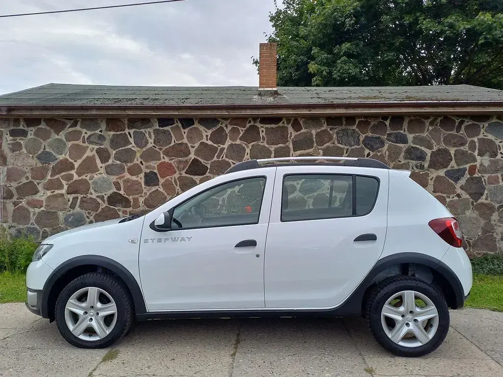 Gebraucht Dacia Sandero Stepway 90 PS (66 kW) 2015 Weiß Limousine
