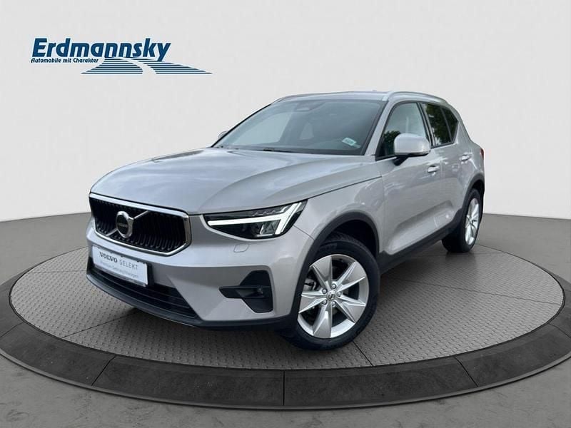 Silver dawn (silber) Gebraucht 2023 Volvo XC40 Core SUV | 32.440 € (Guter Preis) - Bild 1/4