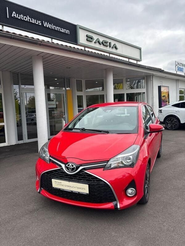 Rot Gebraucht 2016 Toyota Yaris Lounge Kleinwagen | 9.890 € (Fairer Preis) - Bild 1/4