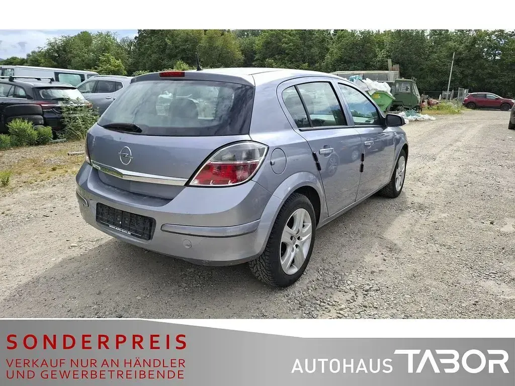 Gebraucht Opel Astra Edition 90 PS (66 kW) 2009 Lichtsilber m2 Limousine