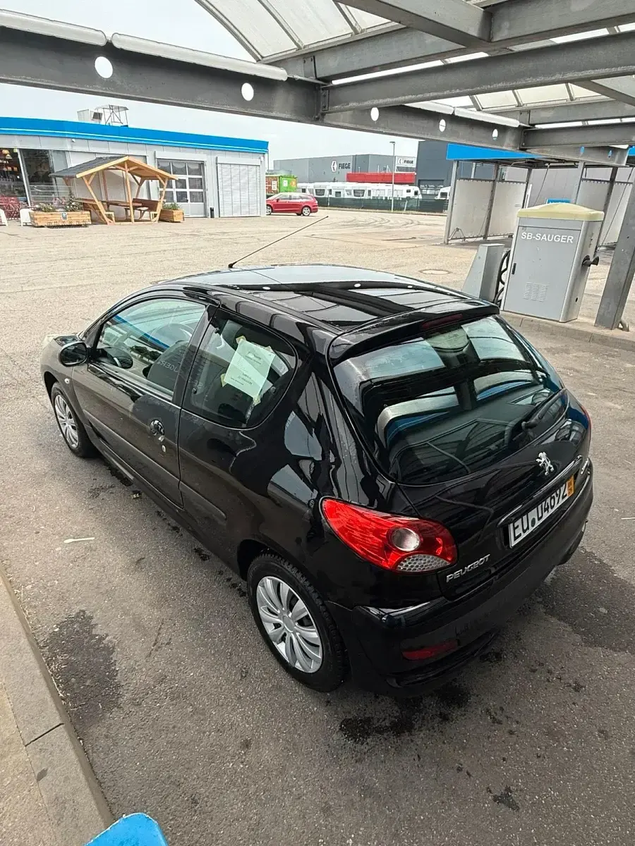 Gebraucht Peugeot 206 75 PS (55 kW) 2012 Schwarz Kleinwagen