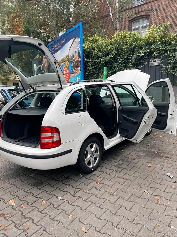 Weiß Gebraucht 2007 Skoda 105 Limousine | 2.500 € - Bild 1/4