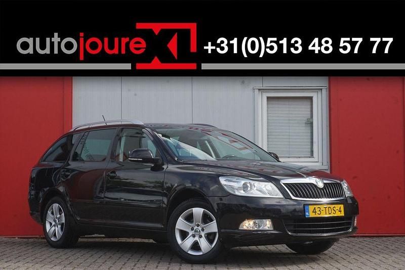 Schwarz Gebraucht 2012 Skoda Octavia Elegance Kombi | 2.999 € (Superpreis) - Bild 1/4