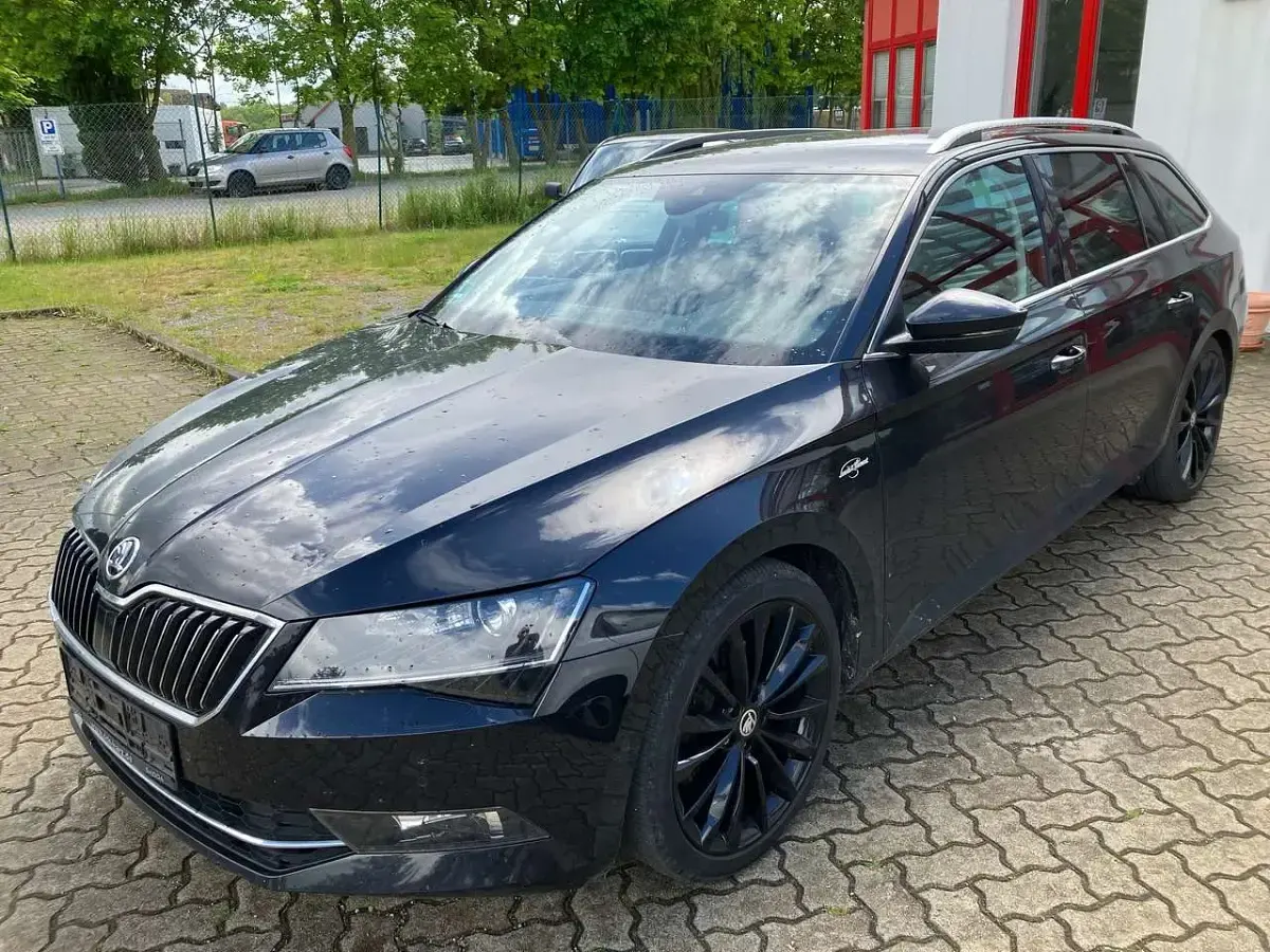 Gebraucht Skoda Superb LAURIN & KLEMENT 220 PS (161 kW) 2017 Schwarzmagic perleffekt Kombi