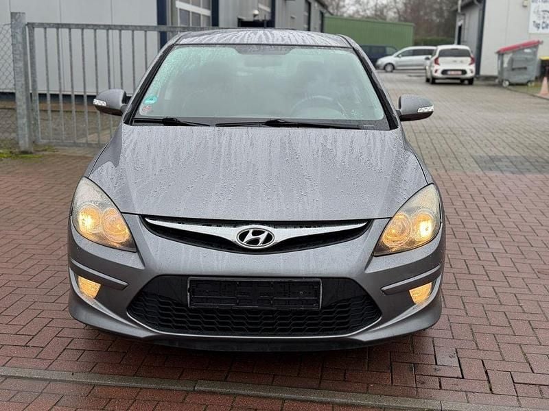 Gebraucht Hyundai i30 Edition 90 PS (66 kW) 2012 Grau Limousine