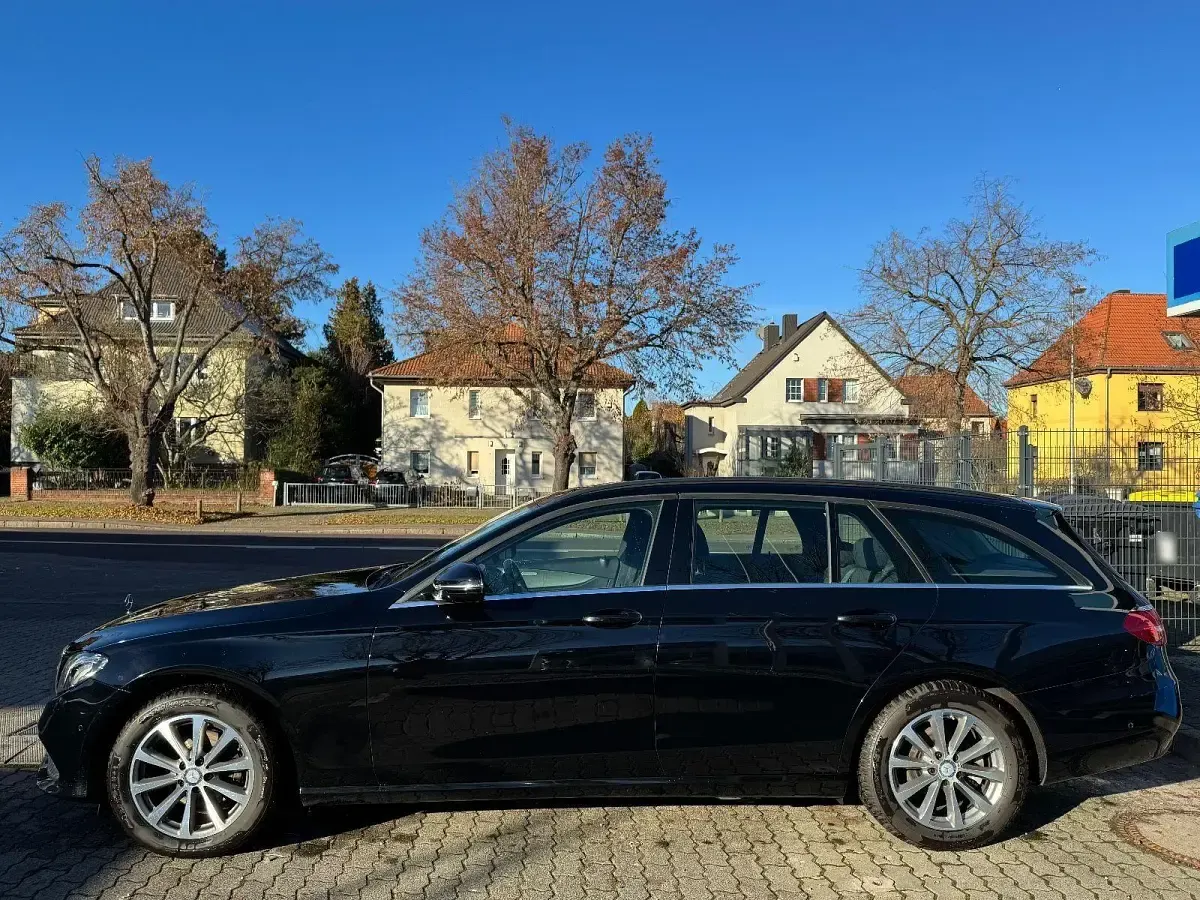 Gebraucht Mercedes E220 194 PS (142 kW) 2018 Schwarz Kombi