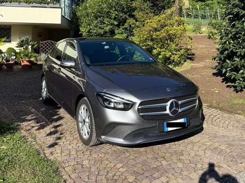 Grau Gebraucht 2019 Mercedes B200 AMG line Van / Kleinbus | 22.900 € (Guter Preis) - Bild 1/4