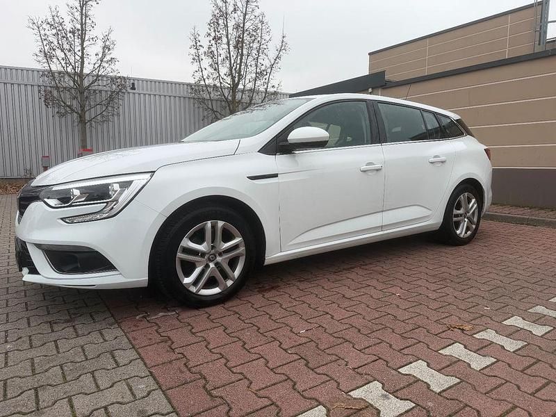 Gebraucht Renault Mégane IV Play 132 PS (97 kW) 2017 Weiß Limousine