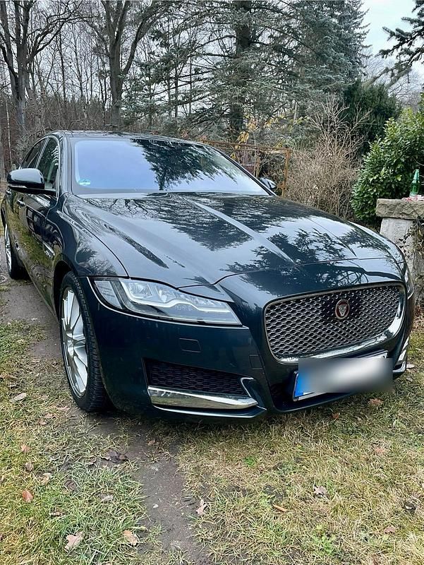 Grau Gebraucht 2016 Jaguar XF Limousine | 13.750 € - Bild 1/4