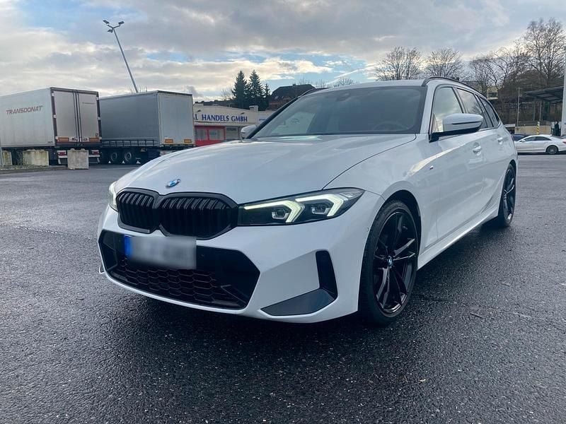 Weiß Gebraucht 2023 BMW 318 M Sport Kombi | 29.900 € (Superpreis) - Bild 1/4