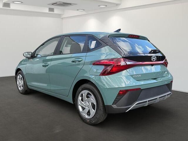 Neu Hyundai i20 Select 101 PS (74 kW) 2025 Purple (phantom black / met) Limousine