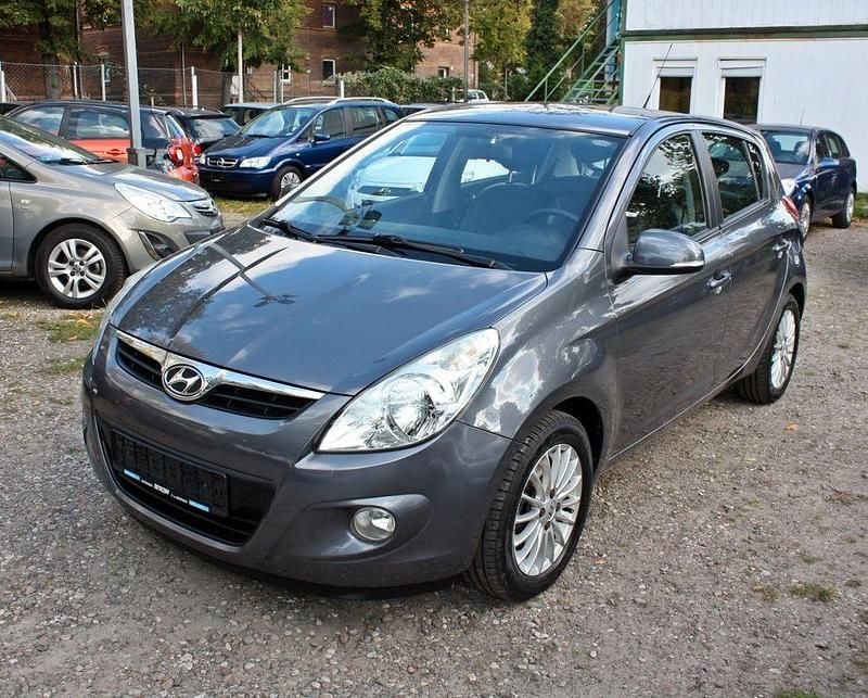 Gebraucht Hyundai i20 Life 77 PS (56 kW) 2011 Grau Limousine