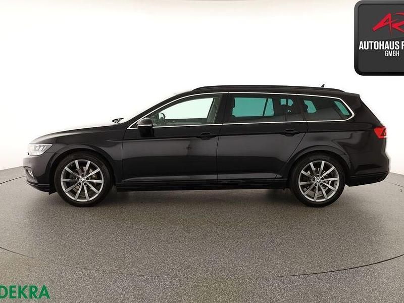 Gebraucht VW Passat R-line 150 PS (110 kW) 2023 Deep black perleffekt Kombi