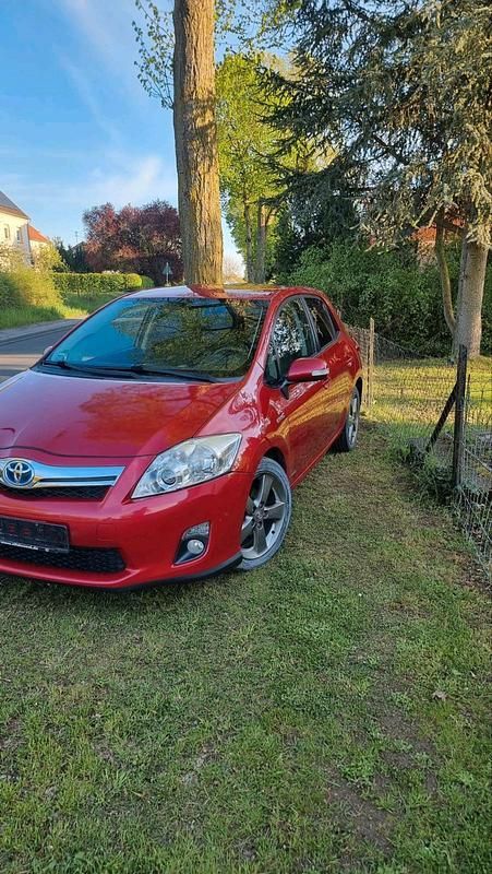 Rot Gebraucht 2012 Toyota Auris Hybrid Kleinwagen | 5.500 € (Fairer Preis) - Bild 1/4