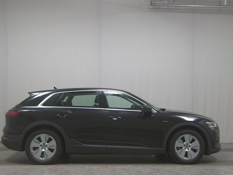 Mythosschwarz metallic Gebraucht 2020 Audi e-tron Basis SUV | 19.980 € (Fairer Preis) - Bild 1/4