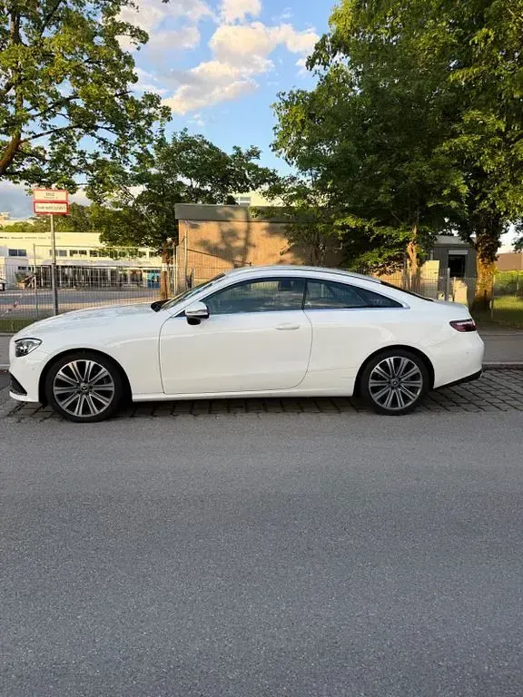 Gebraucht Mercedes E200 197 PS (144 kW) 2021 Weiß Coupé