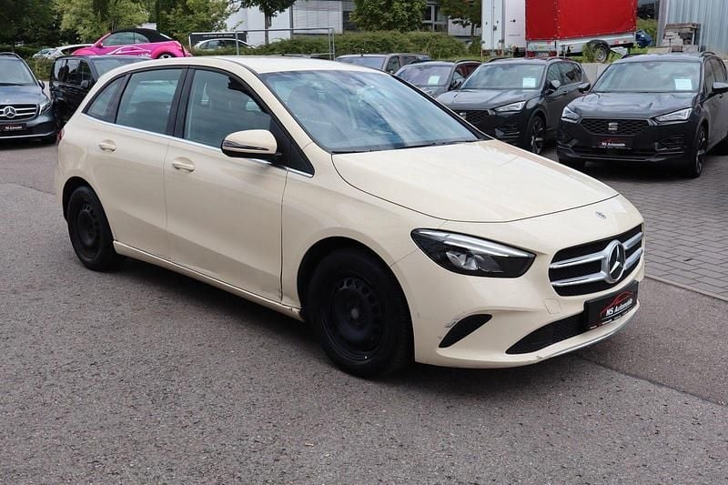 Gebraucht Mercedes B180 116 PS (85 kW) 2022 Gelb Van / Kleinbus