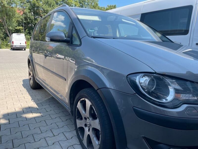 Grau Gebraucht 2008 VW Touran Cross Van / Kleinbus | 2.590 € (Fairer Preis) - Bild 1/4