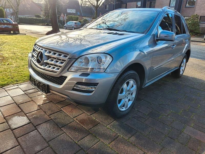Silber Gebraucht 2011 Mercedes ML350 SUV | 13.900 € (Guter Preis) - Bild 1/4