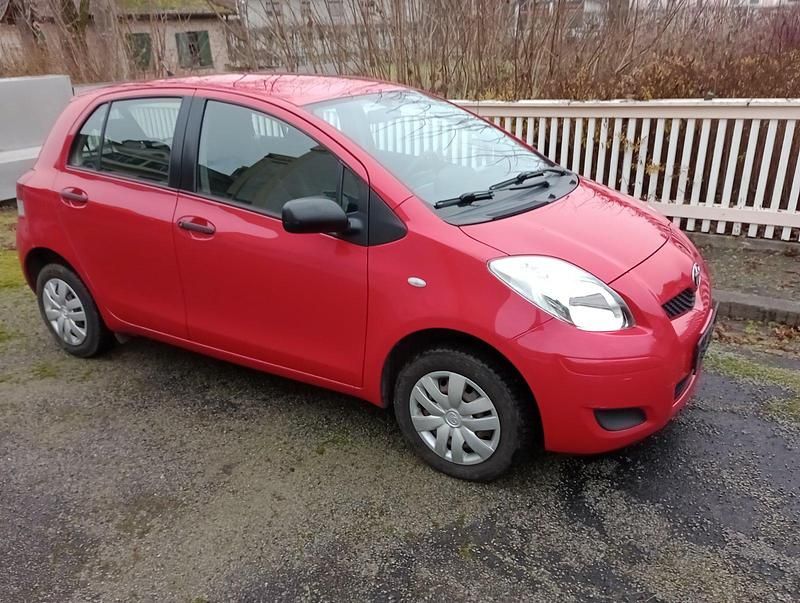 Rot Gebraucht 2009 Toyota Yaris Kleinwagen | 2.200 € (Guter Preis) - Bild 1/4