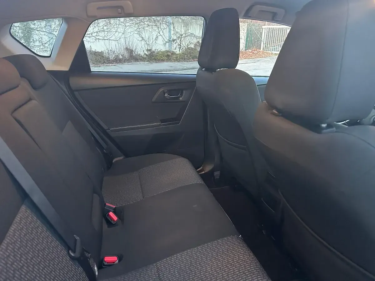 Gebraucht Toyota Auris Design 90 PS (66 kW) 2015 Silber Limousine