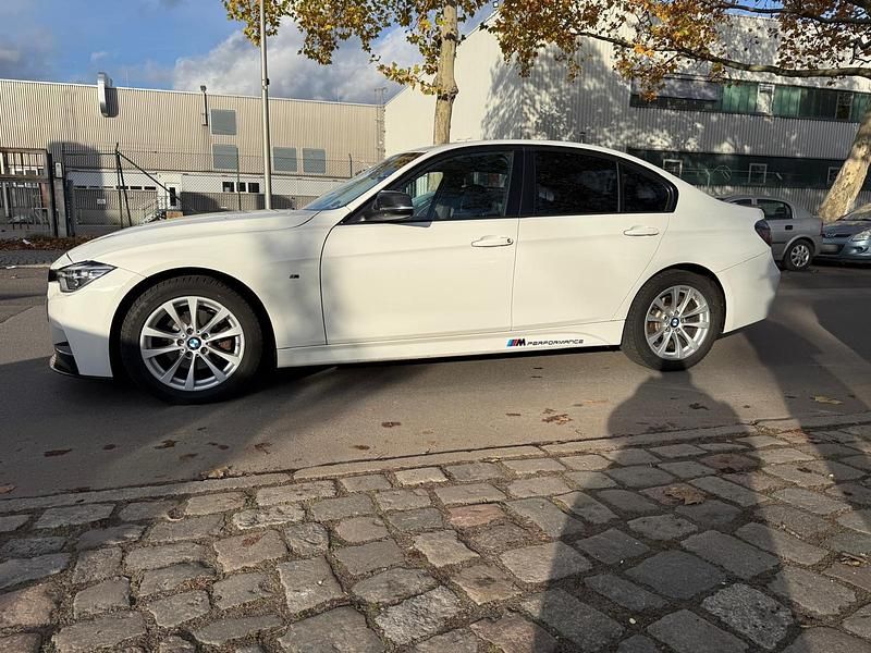 Gebraucht BMW 320 180 PS (132 kW) 2018 Weiß Limousine
