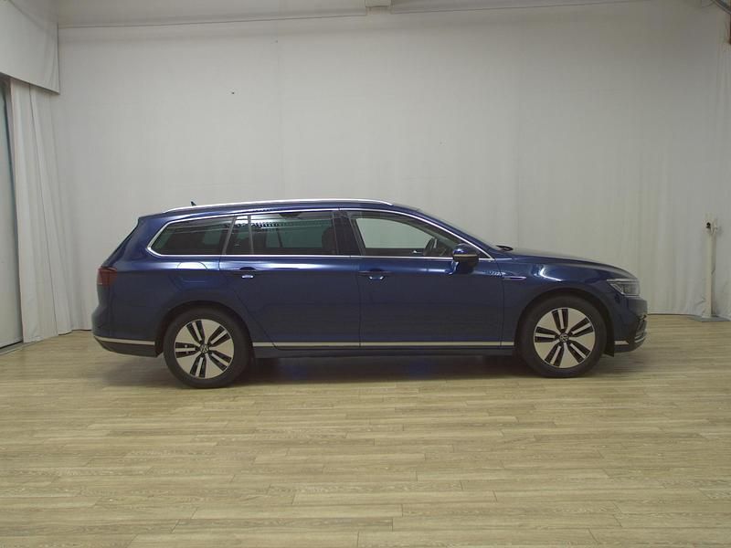 Blau Gebraucht 2021 VW Passat GTE Kombi | 15.980 € (Guter Preis) - Bild 1/4