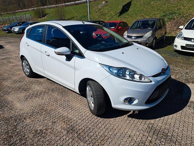 Gebraucht Ford Fiesta Titanium 97 PS (71 kW) 2012 Weiß Kleinwagen