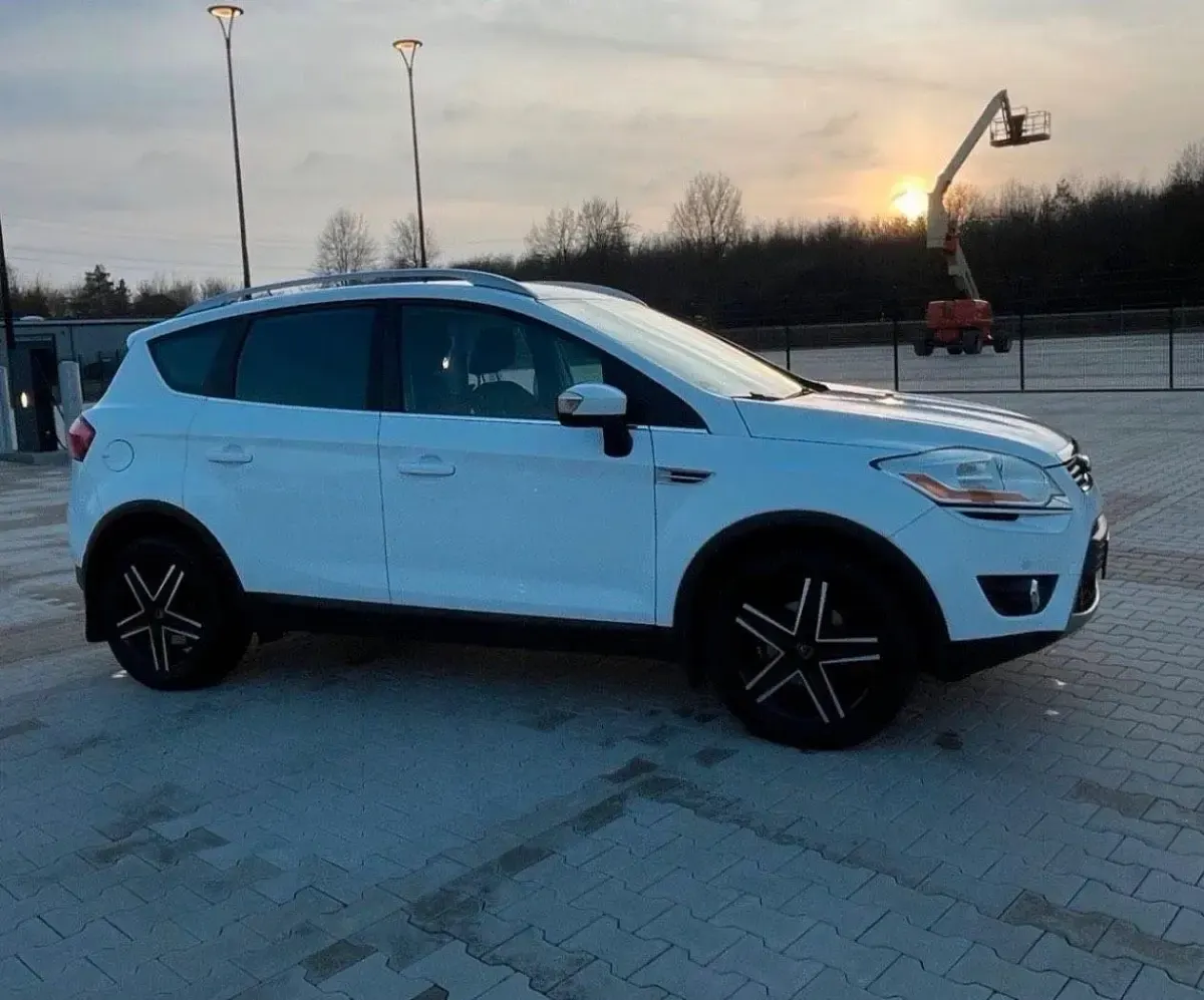 Używany Ford Kuga Individual 140 KM (102 kW) 2012 Biały SUV