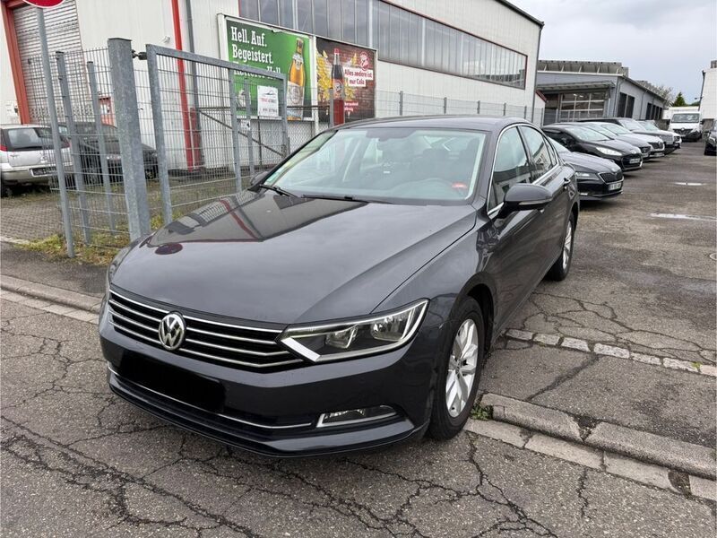 Grau Gebraucht 2019 VW Passat Comfortline Limousine | 8.900 € - Bild 1/4