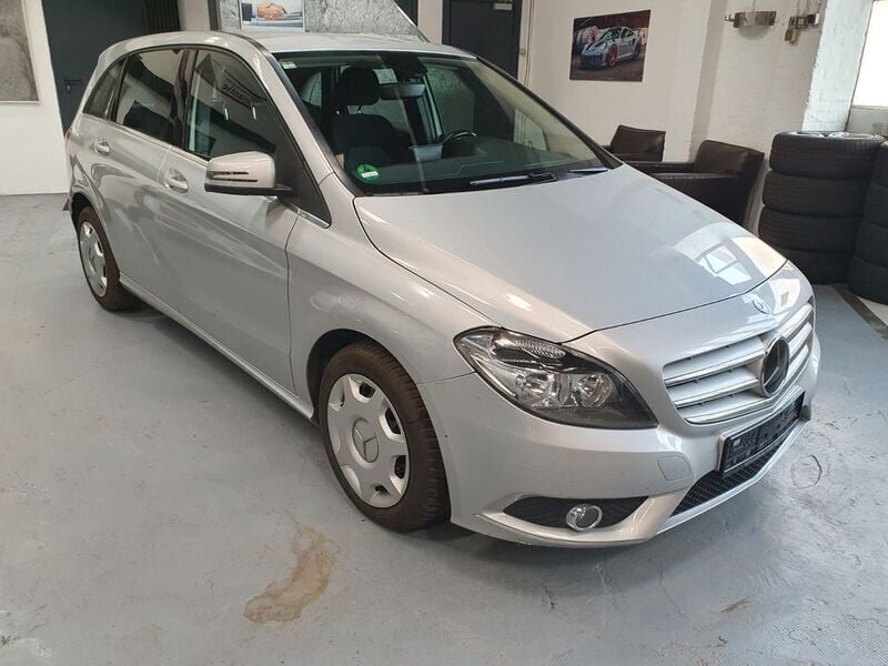 Polarsilber metalliclack Gebraucht 2014 Mercedes B180 Van / Kleinbus | 8.650 € (Superpreis) - Bild 1/4