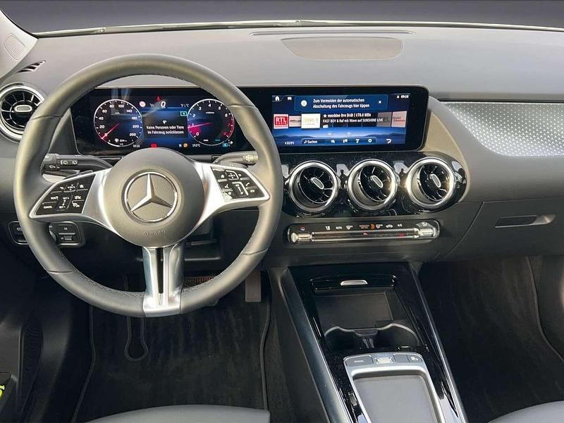 Gebraucht Mercedes B200 Progressive 163 PS (119 kW) 2023 Iridiumsilber  metalliclack Van / Kleinbus