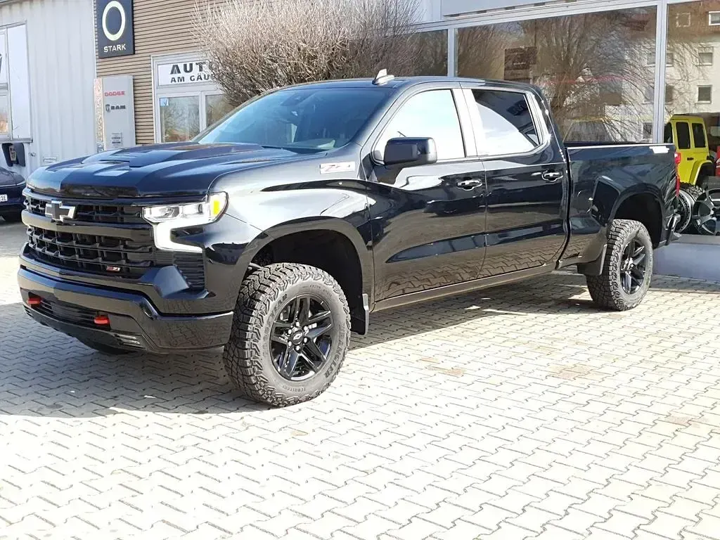 Neu Chevrolet Silverado 360 PS (264 kW) 2025 Schwarz SUV