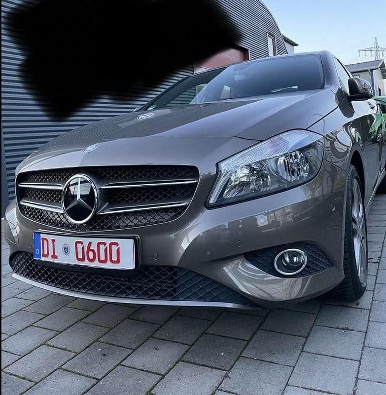 Grau Gebraucht 2013 Mercedes A180 AMG Kleinwagen | 11.500 € (Fairer Preis) - Bild 1/4