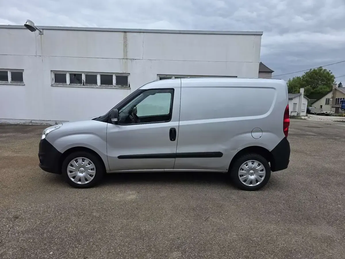Używany Opel Combo 90 KM (66 kW) 2015 Srebrny Minivan