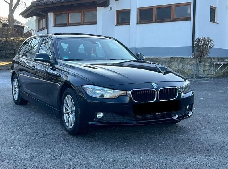 Schwarz Gebraucht 2013 BMW 318 Sport Line Kombi | 5.799 € (Guter Preis) - Bild 1/4