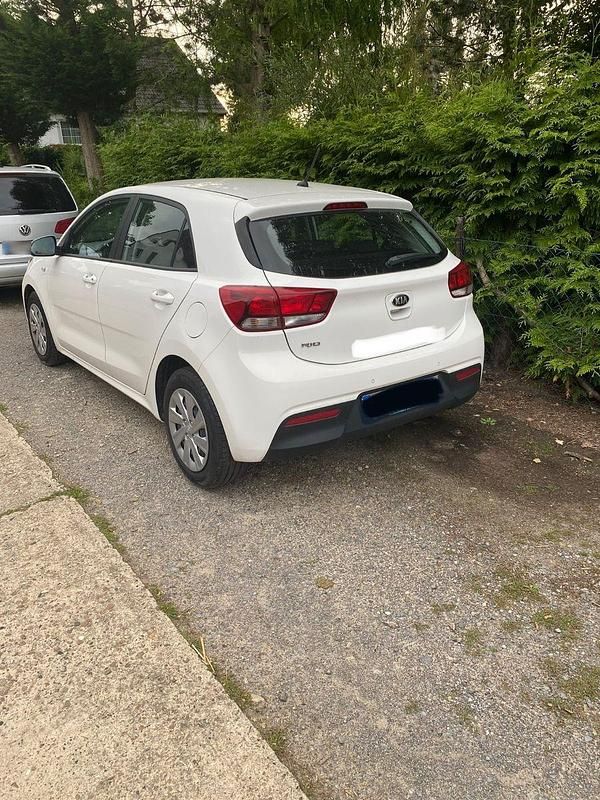 Gebraucht Kia Rio 84 PS (61 kW) 2017 Weiß Limousine