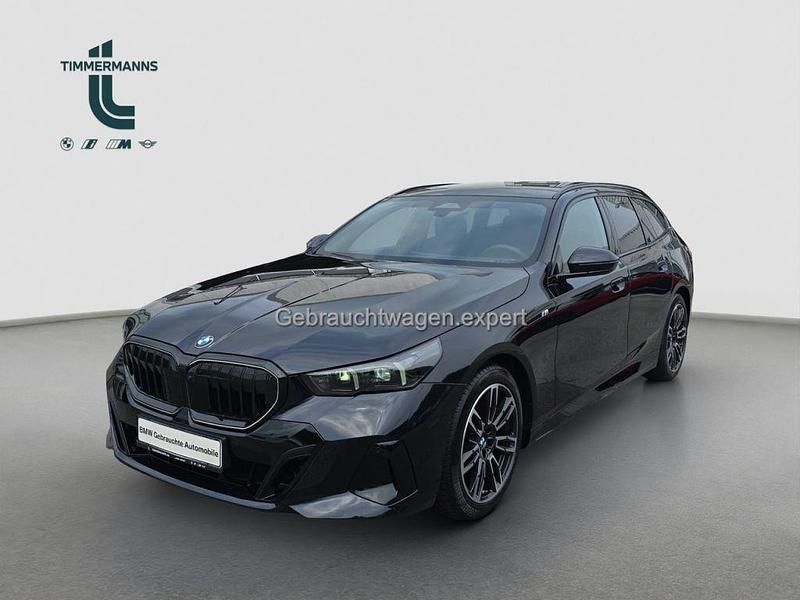 M carbonschwarz metallic (metallic) Gebraucht 2024 BMW 520 Shadowline Kombi | 48.380 € (Superpreis) - Bild 1/4