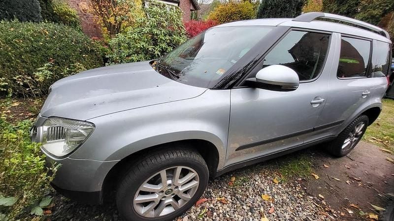 Silber Gebraucht 2013 Skoda Yeti Ambition SUV | 5.500 € (Fairer Preis) - Bild 1/4