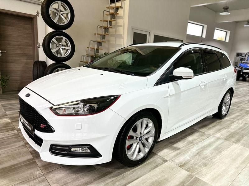 Weiß Gebraucht 2017 Ford Focus ST Limousine | 8.900 € (Guter Preis) - Bild 1/4