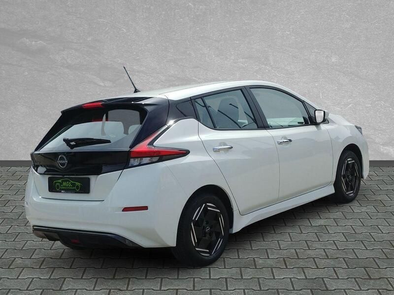 Gebraucht Nissan Leaf Acenta 110 kW (150 PS) 2022 Arctic solid white Kleinwagen