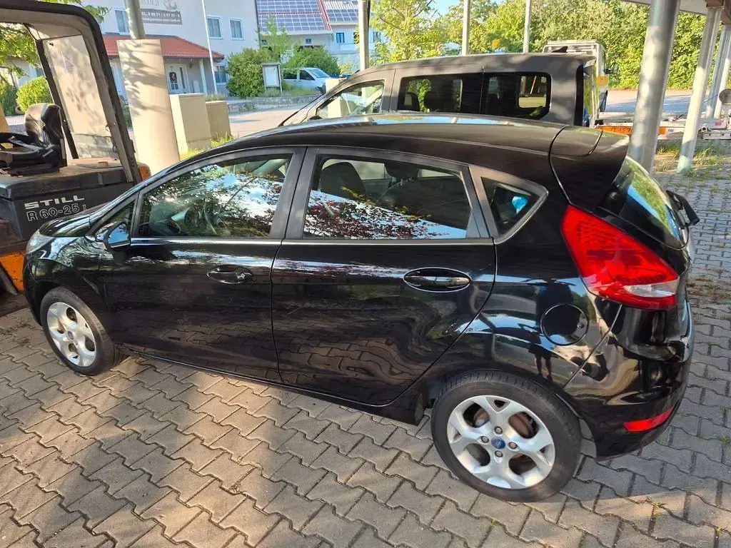 Gebraucht Ford Fiesta 82 PS (60 kW) 2011 Schwarz Limousine