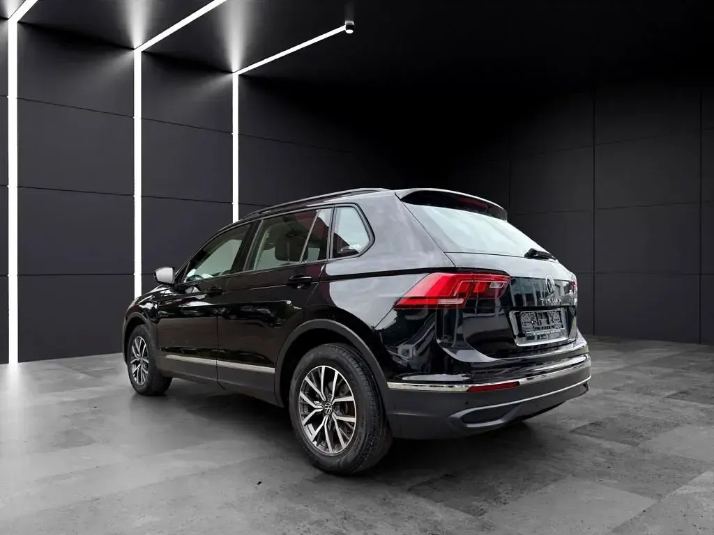 Gebraucht VW Tiguan Life 150 PS (110 kW) 2022 Deep black perleffek (metallic) SUV