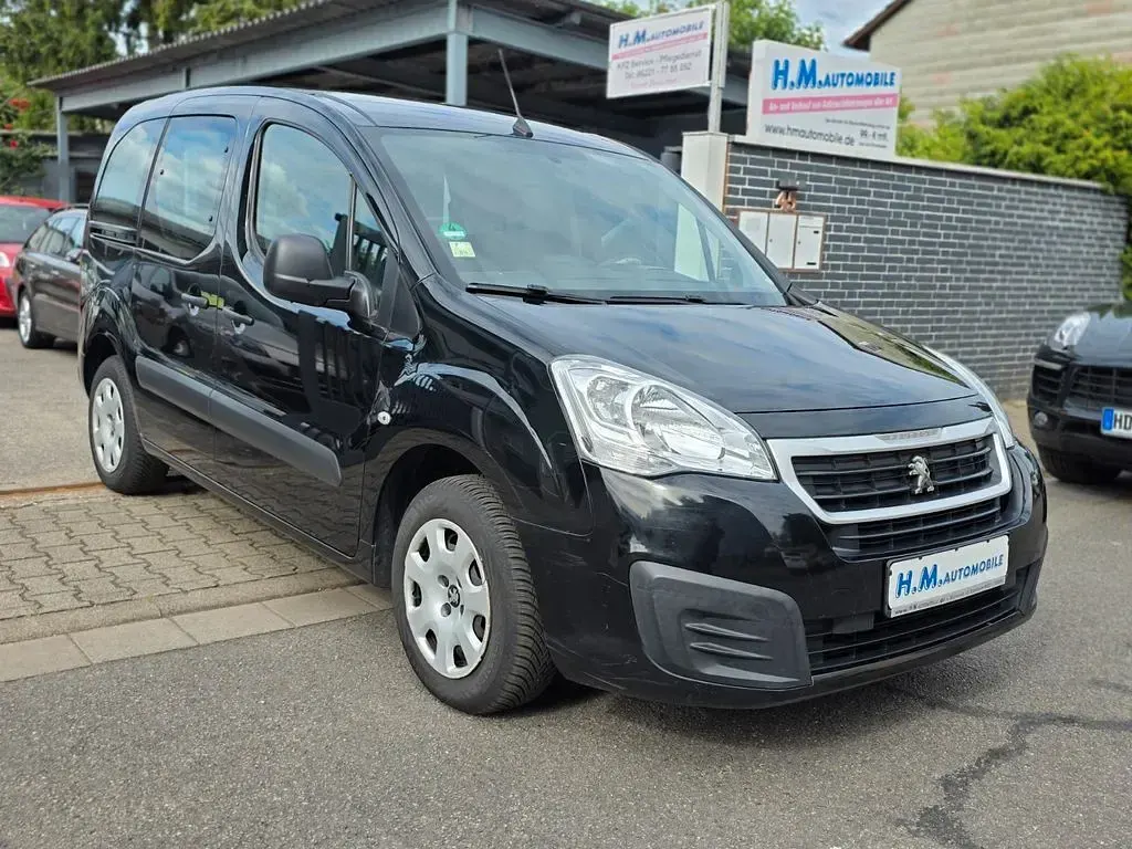 Gebraucht Peugeot TePee Active 99 PS (72 kW) 2017 Schwarz Van / Kleinbus