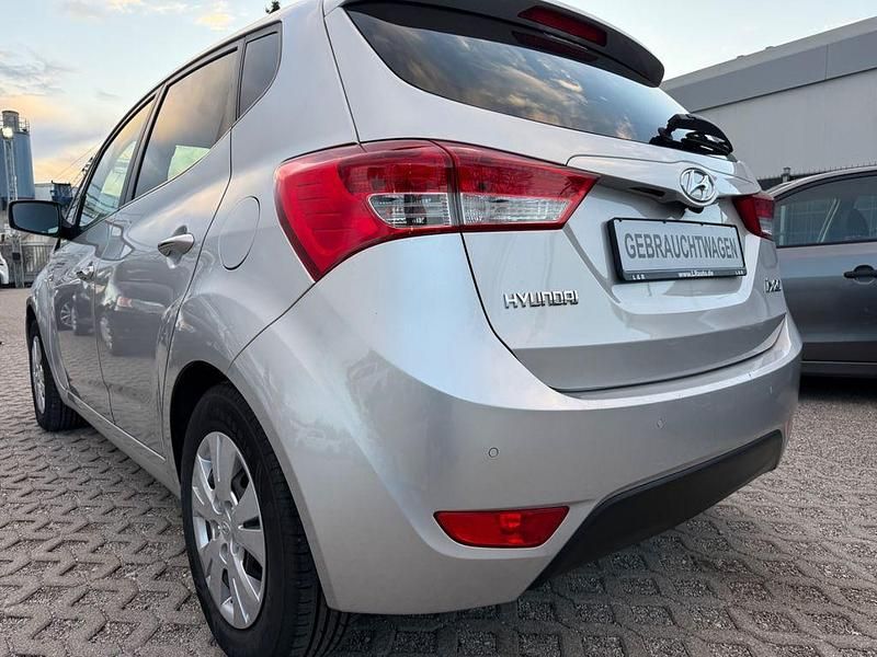 Gebraucht Hyundai ix20 125 PS (91 kW) 2012 Silber Kleinwagen