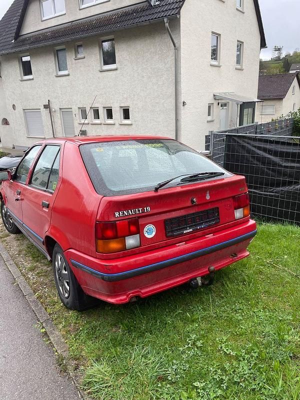 Second-hand Renault 19 73 CP (53 kW) 1992 Roșu Berlinǎ