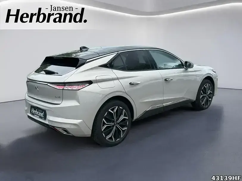 Używany DS Automobiles DS4 Performance 131 KM (96 kW) 2024 Lackierung chrystal pearl/typ Sedan/Limuzyna