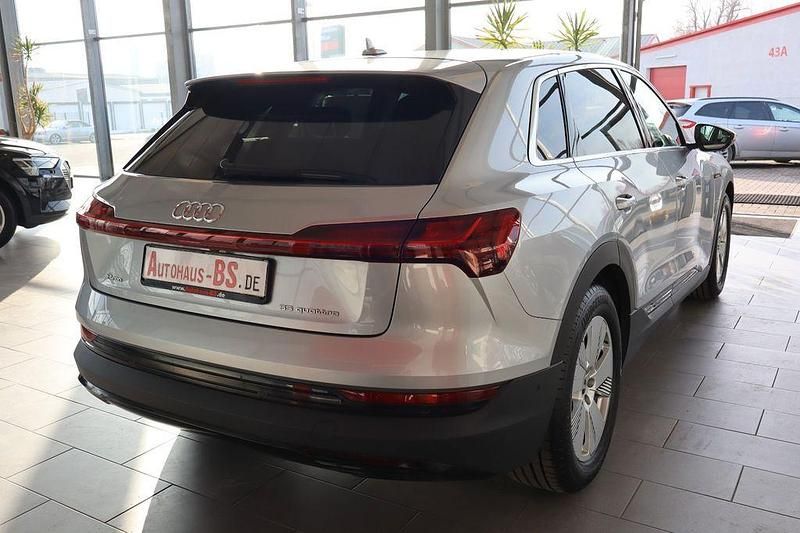 Gebraucht Audi e-tron 300 kW (408 PS) 2023 Silber SUV
