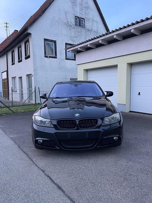 Schwarz Gebraucht 2011 BMW 330 Limousine | 13.000 € (Fairer Preis) - Bild 1/4