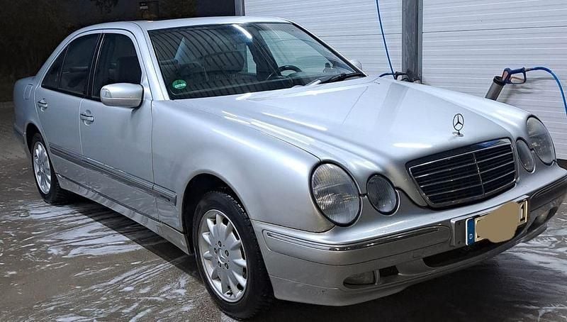 Silber Gebraucht 2000 Mercedes E200 Elegance Limousine | 4.500 € (Fairer Preis) - Bild 1/4